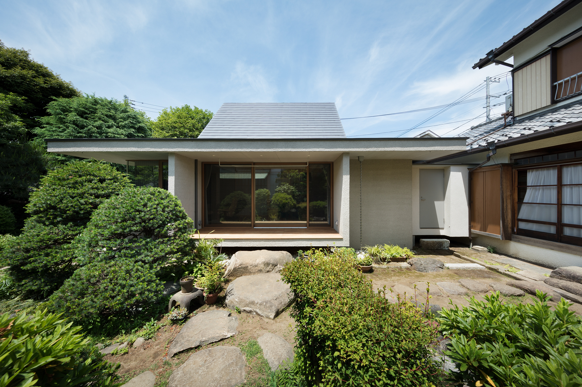 Dutch Gable Roof House / Hiroki Tominaga-Atelier | ArchDaily